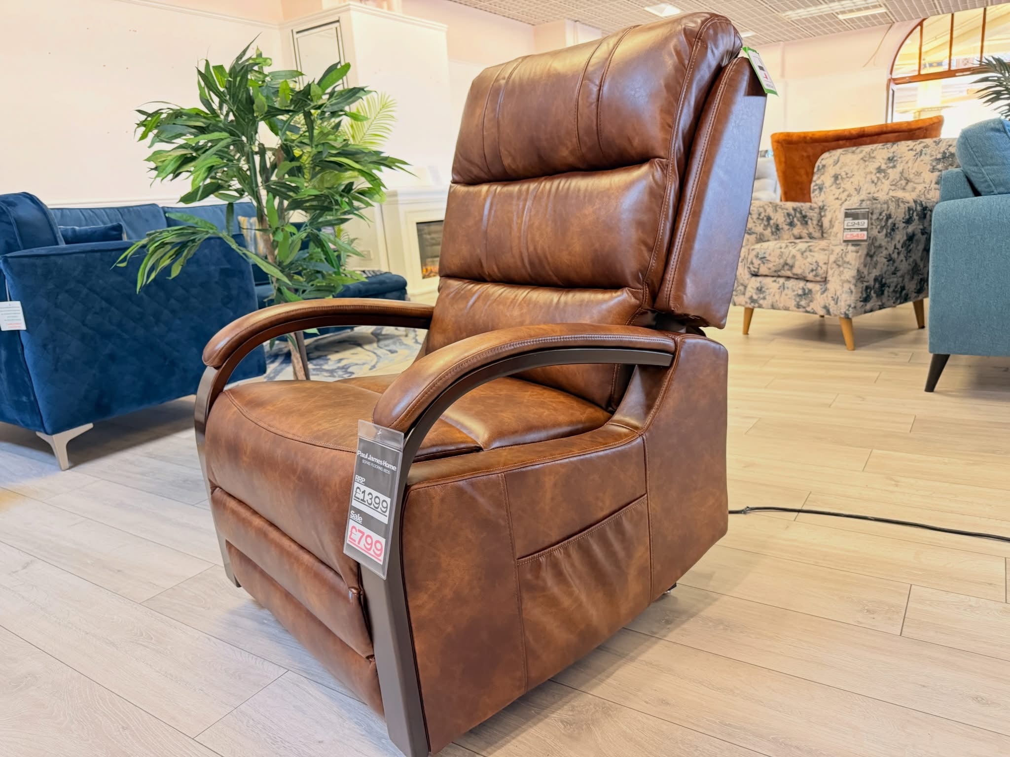 Luxury Dual Motor Rise & Recliner Chair – Brown Leather Look – £799