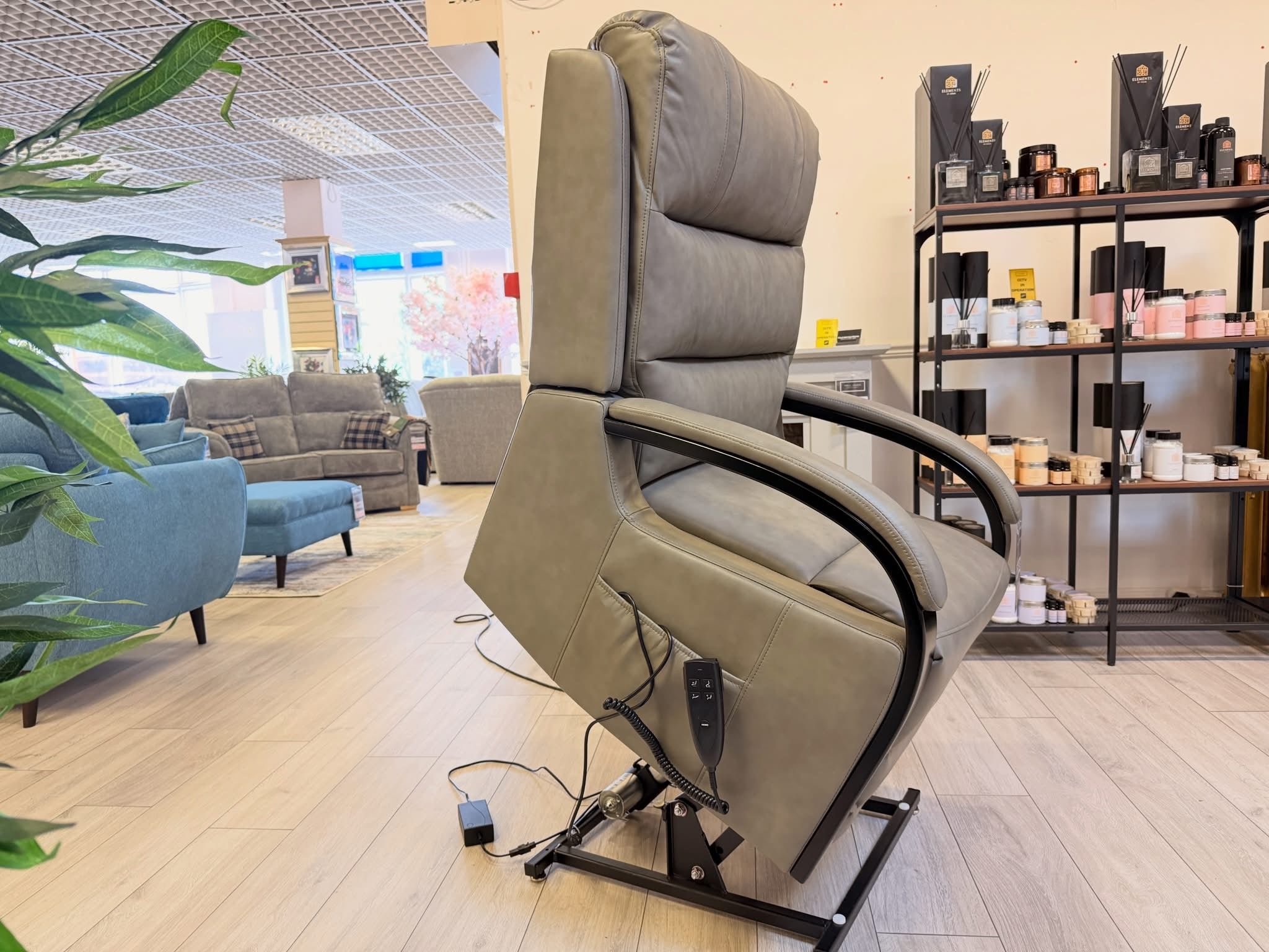 Luxury Dual Motor Rise & Recliner Chair – Grey Leather Look – £799